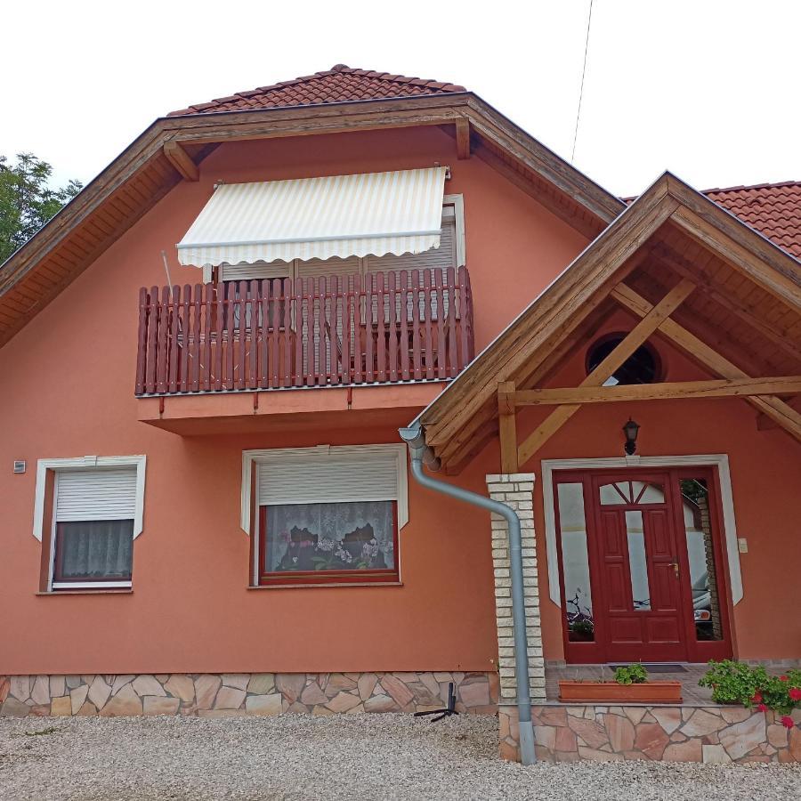 Livia Apartman Buk Luaran gambar