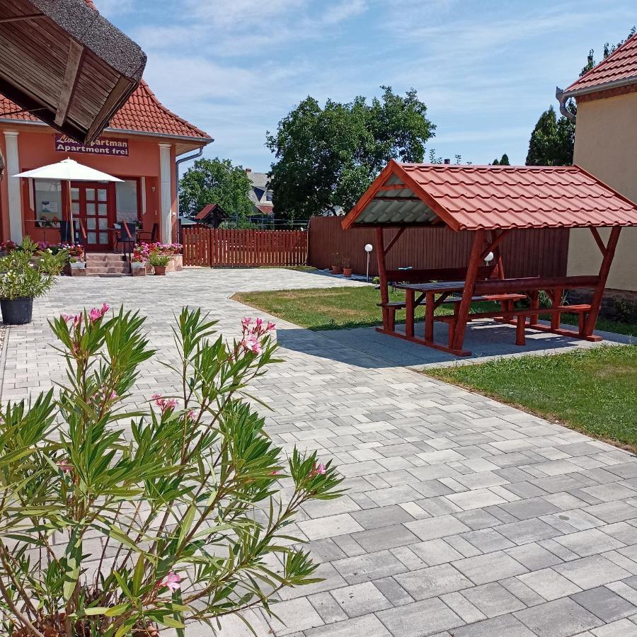 Livia Apartman Buk Luaran gambar