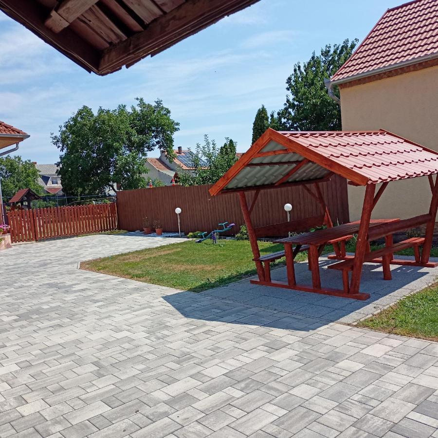 Livia Apartman Buk Luaran gambar